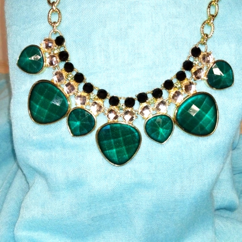 3-8-22 White house / Black market shiney  beautiful necklace,great condition